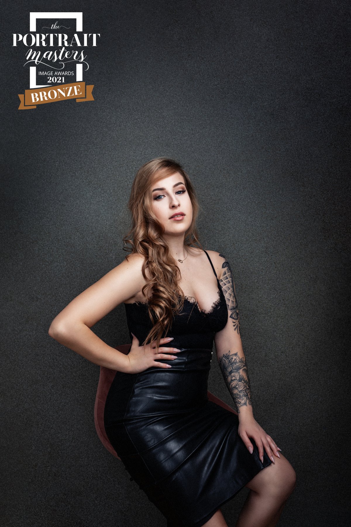 Prämiertes Porträt im schwarzen Lederkleid