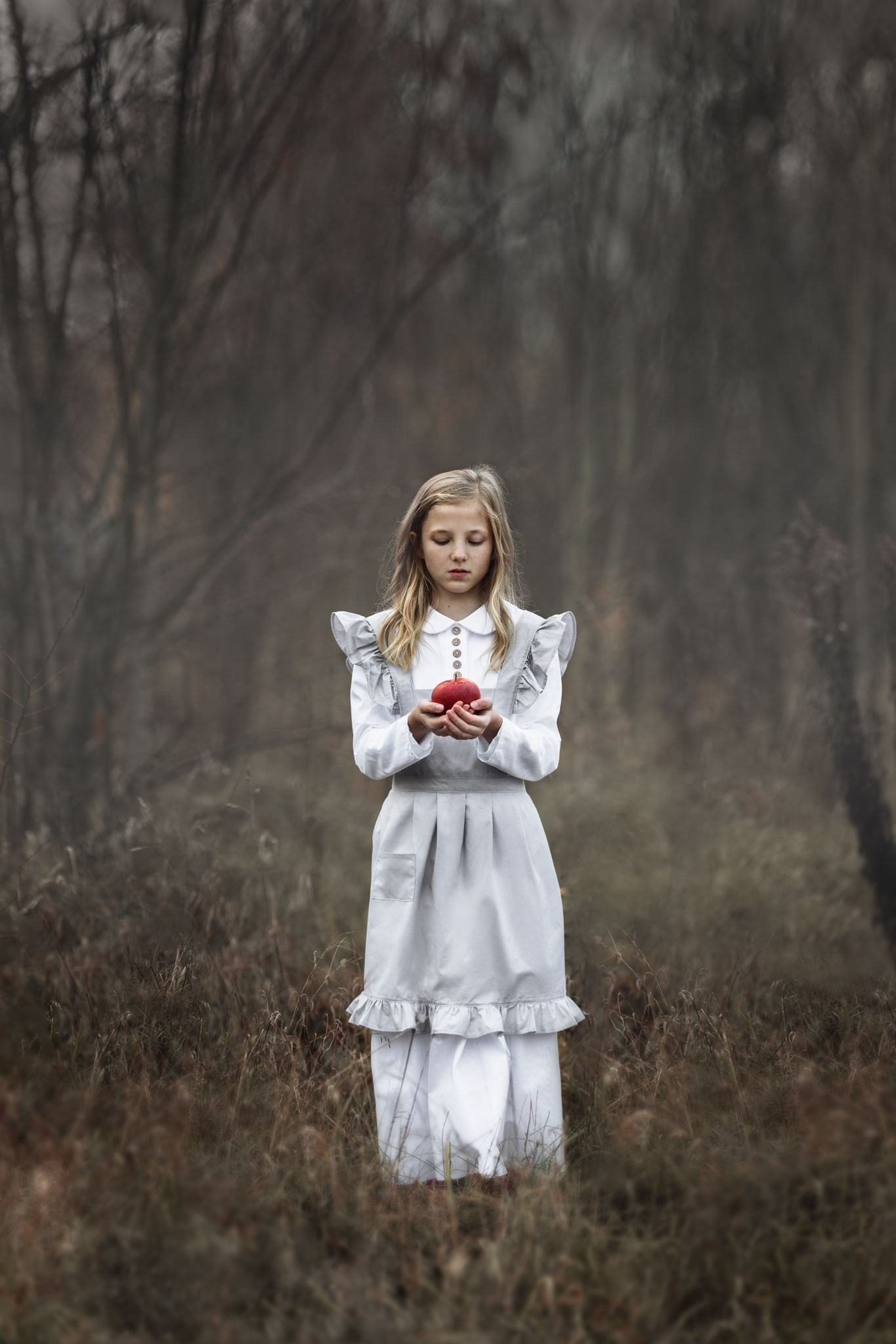 Mädchen mit Apfel