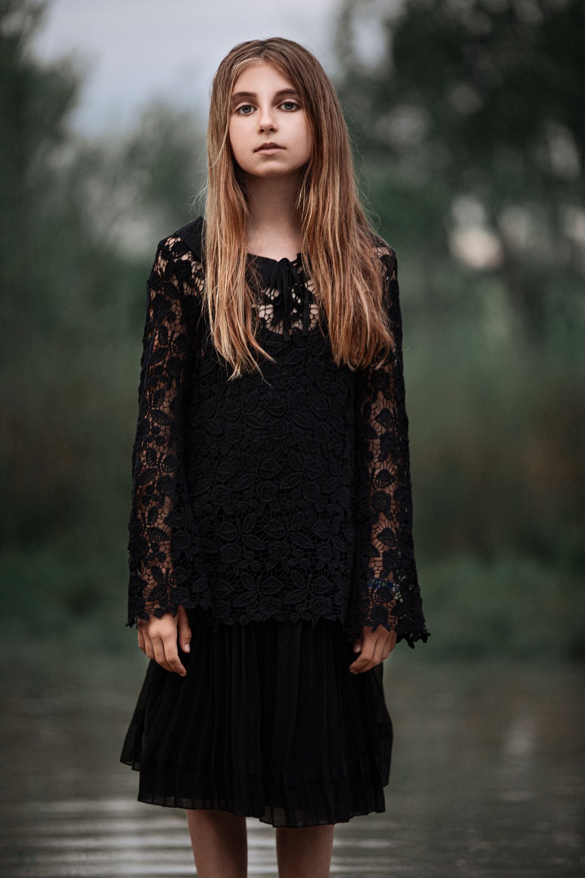 Mädchen im schwarzen Spitzenkleid