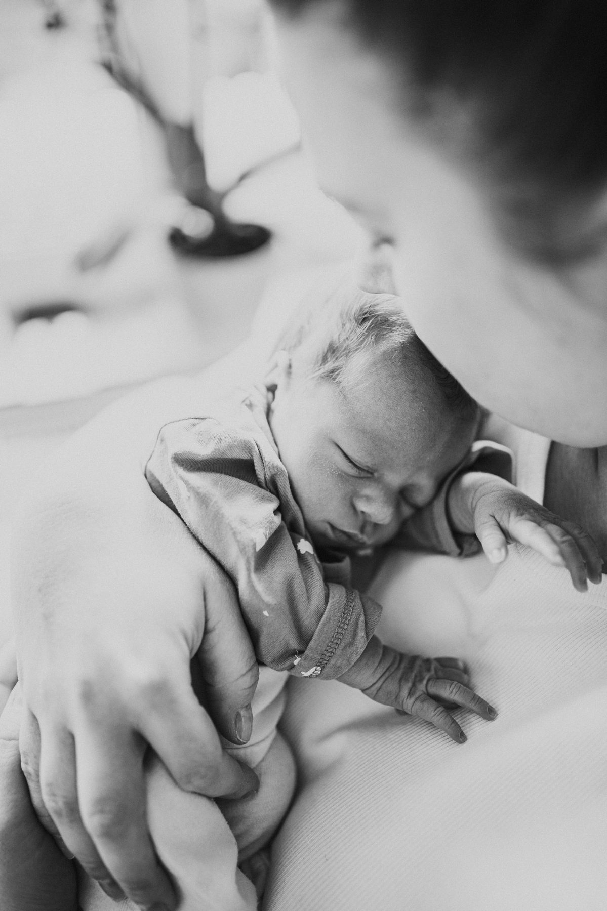 Baby schläft an der Schulter