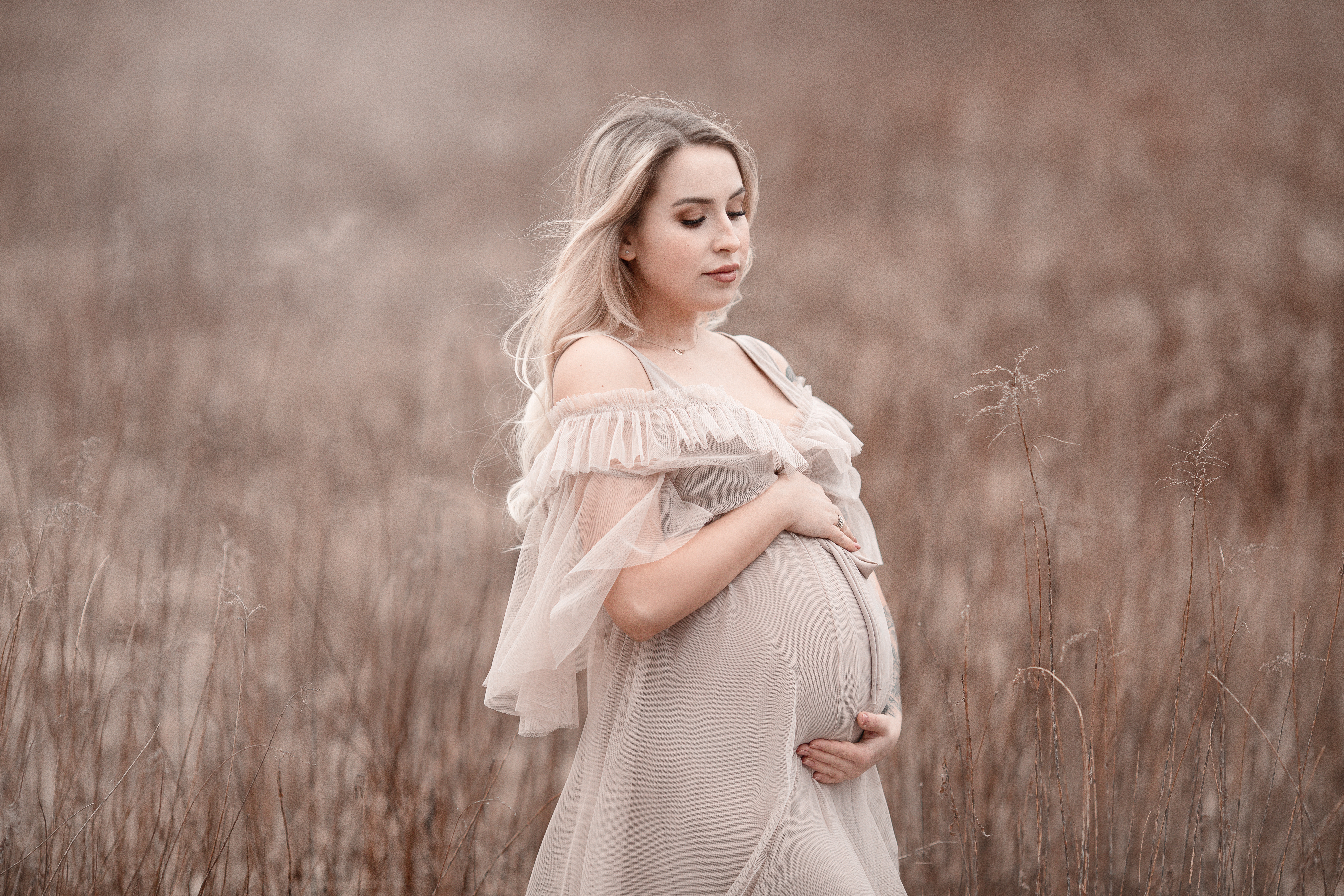 Schwangerschaftsshooting im Feld