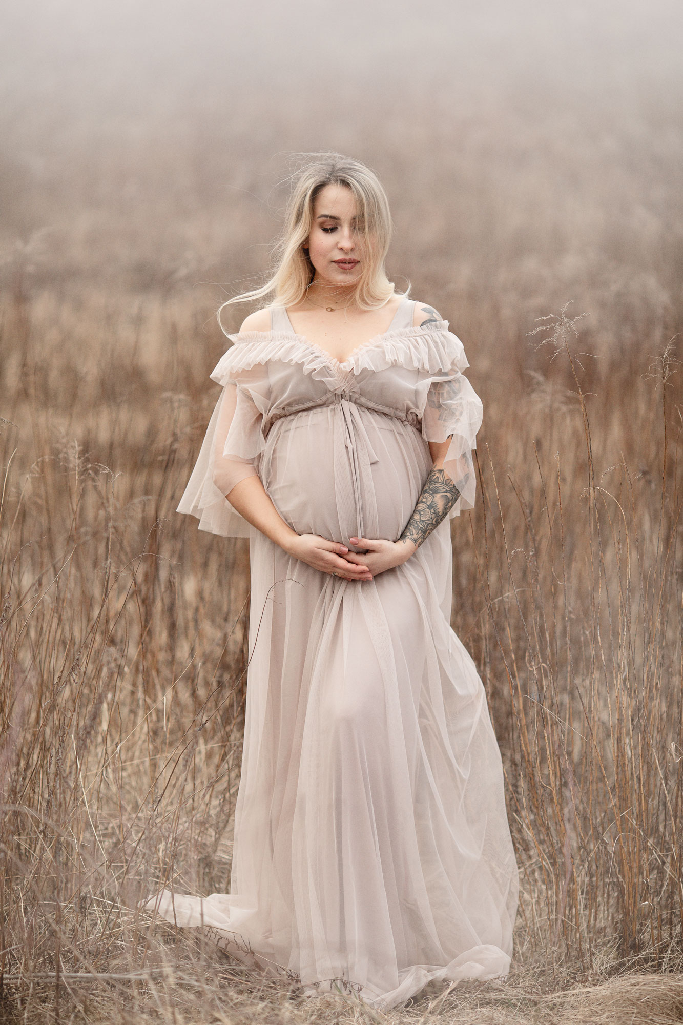Schwangerschaftsshooting im Feld