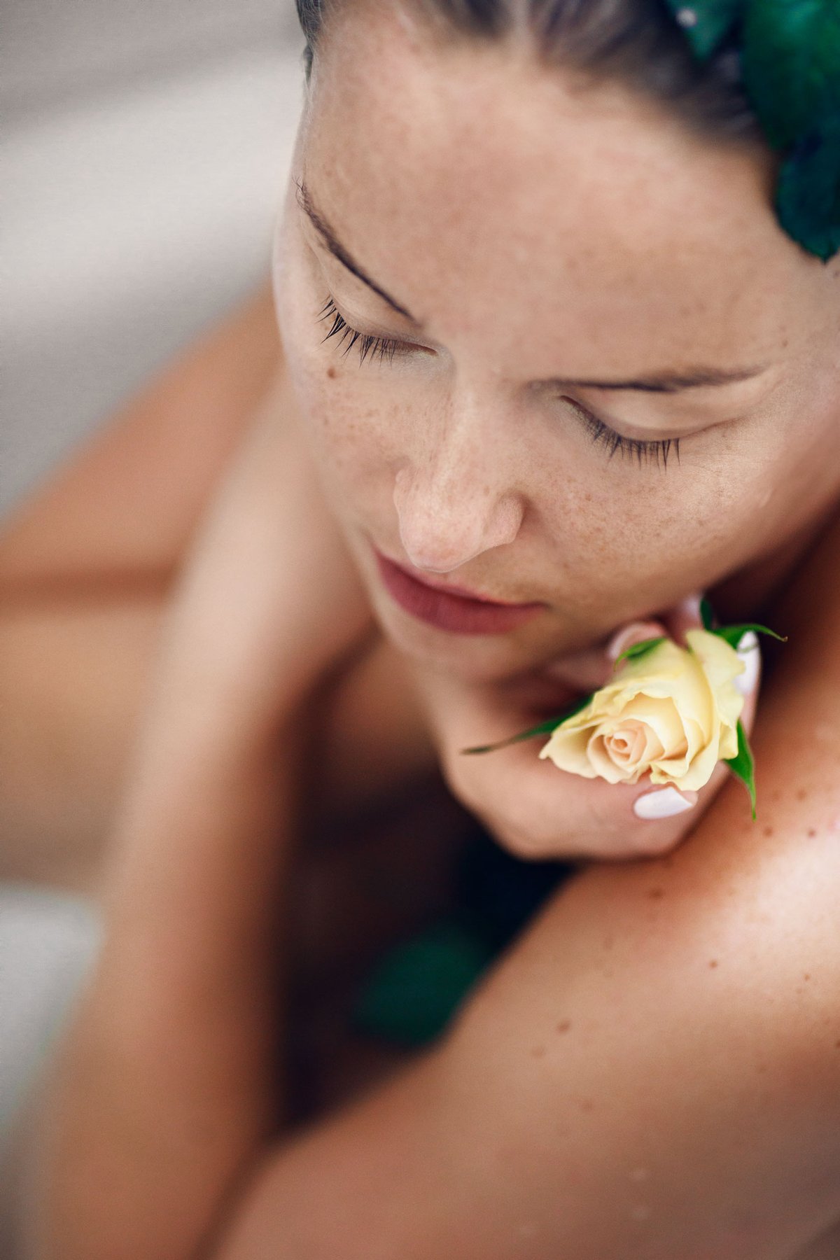 Schulter mit gelber Rose